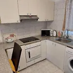 Cozy 1br With Pool Heart Of 아파트 파포스
