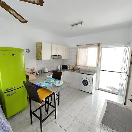 Cozy 1br With Pool Heart Of 파포스